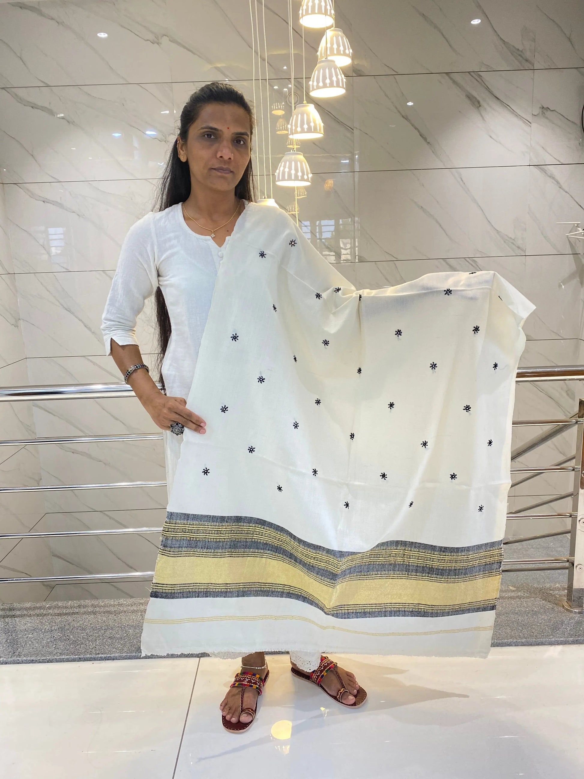 White Jari Abhala Bhujodi Woolen Shawl RAKHIYO