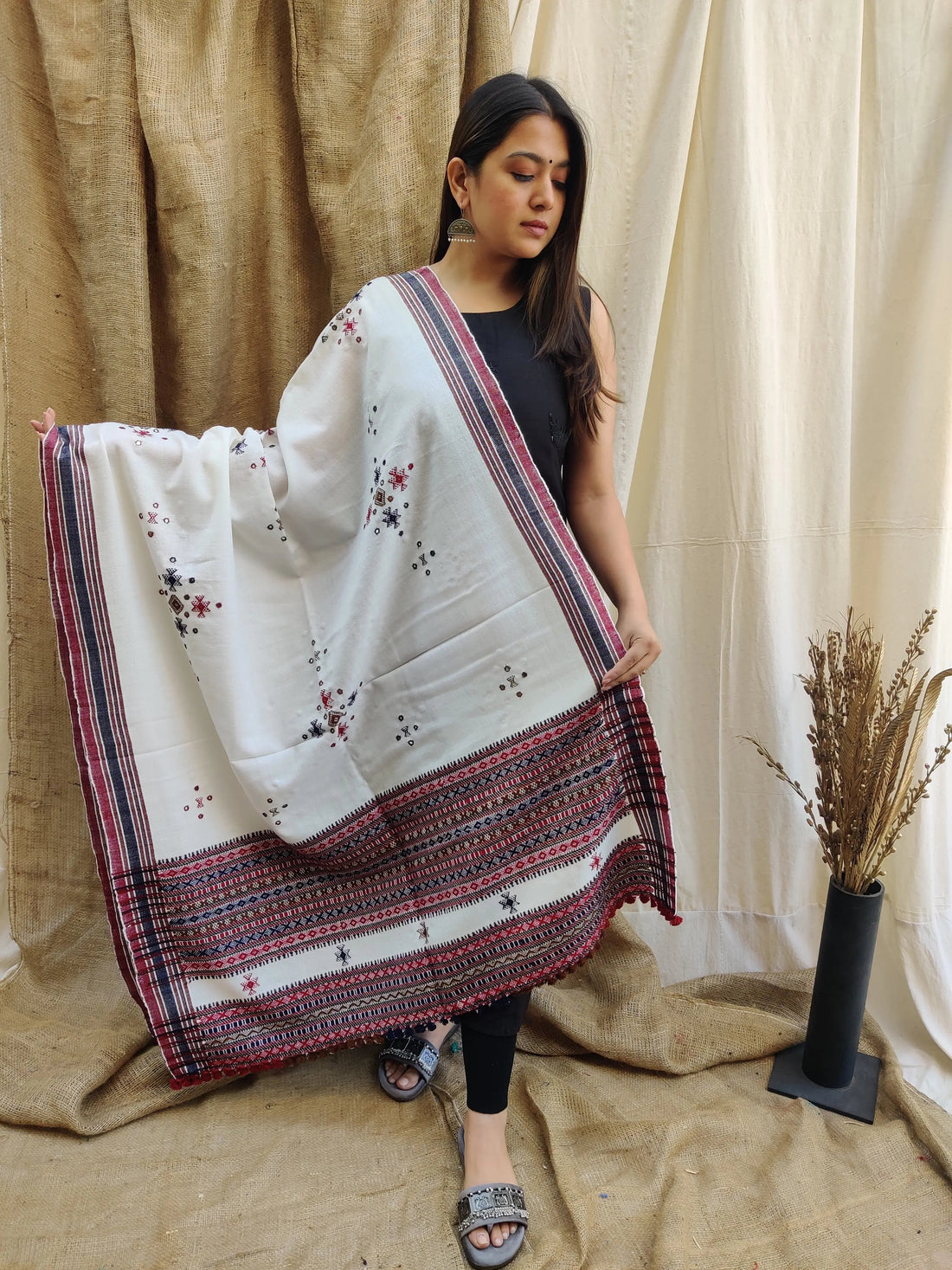 White Chomakh Bhujodi Woolen Shawl RAKHIYO