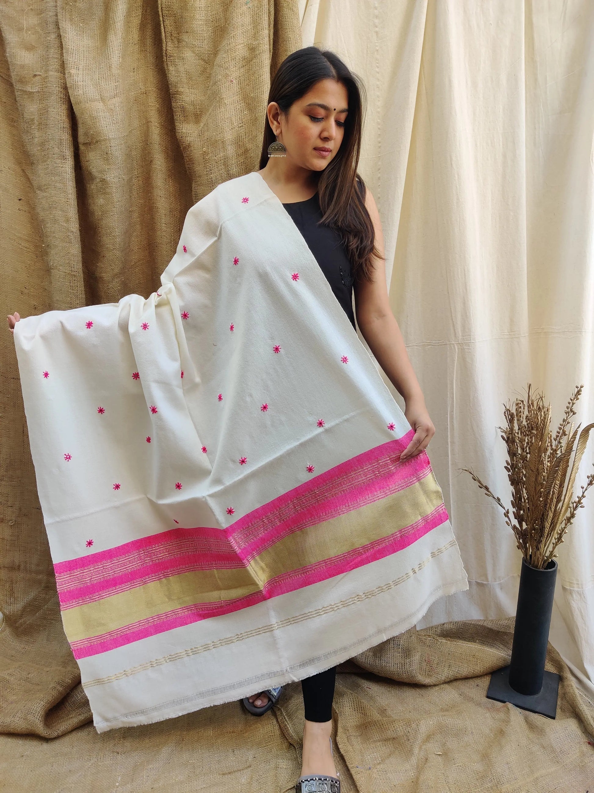 White Jari Abhala Bhujodi Woolen Shawl RAKHIYO