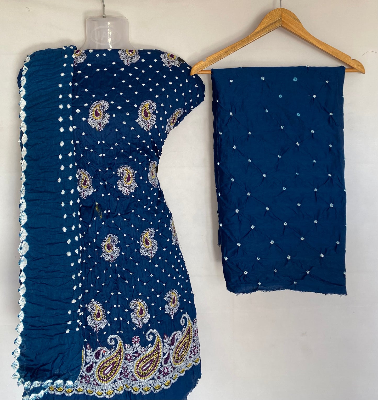 Lakhanavi Buta Bandhani Suit Material