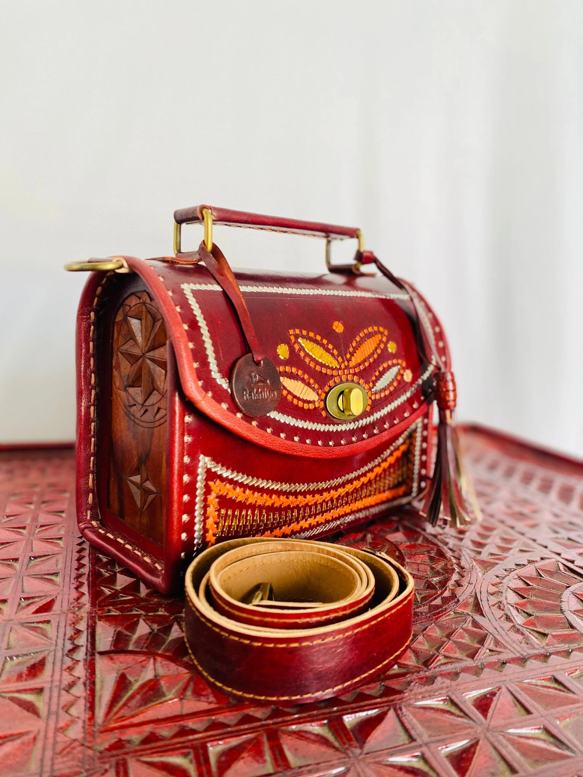 Wood Carving Jari Hut - The Sling RAKHIYO