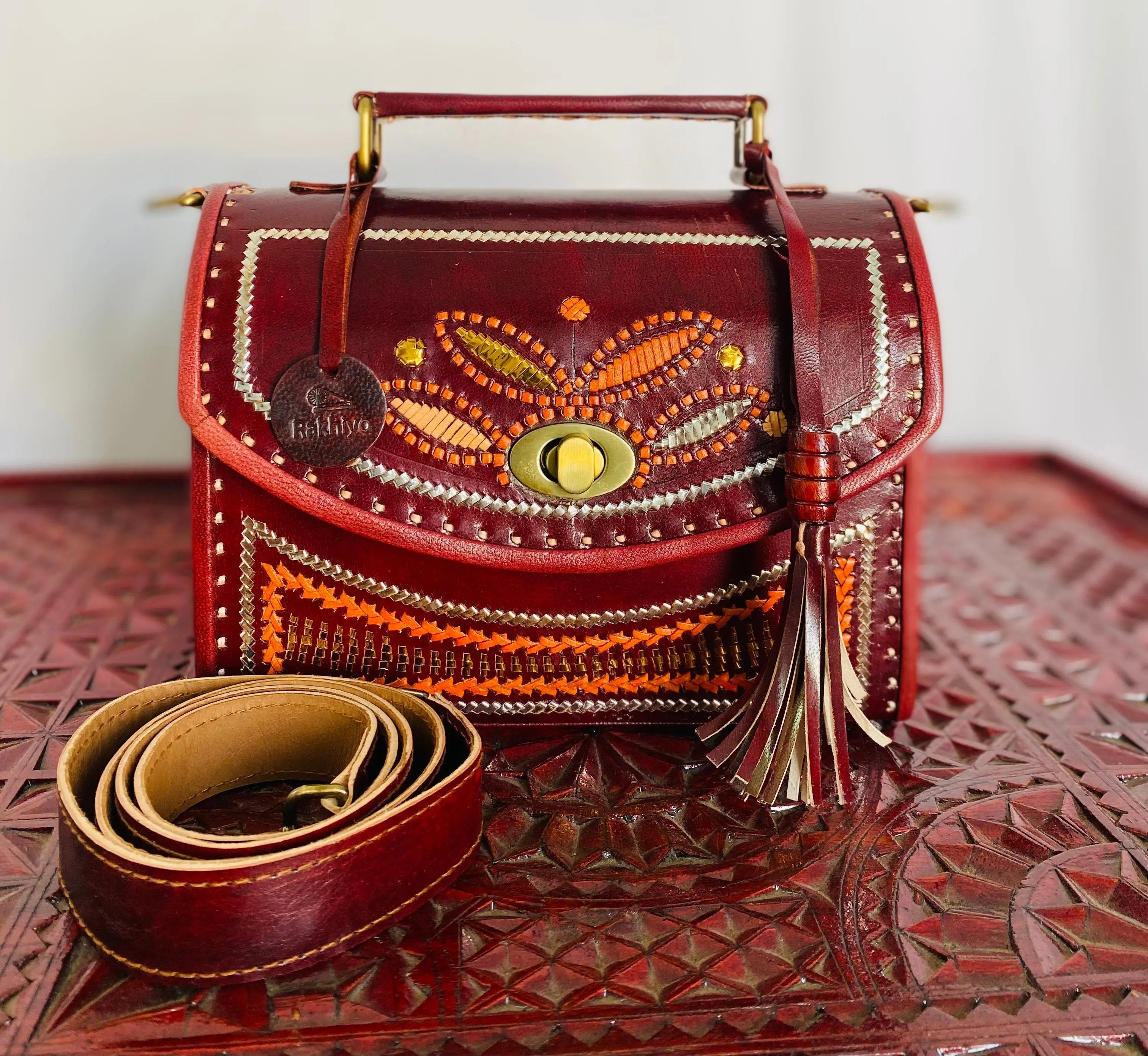 Wood Carving Jari Hut - The Sling RAKHIYO