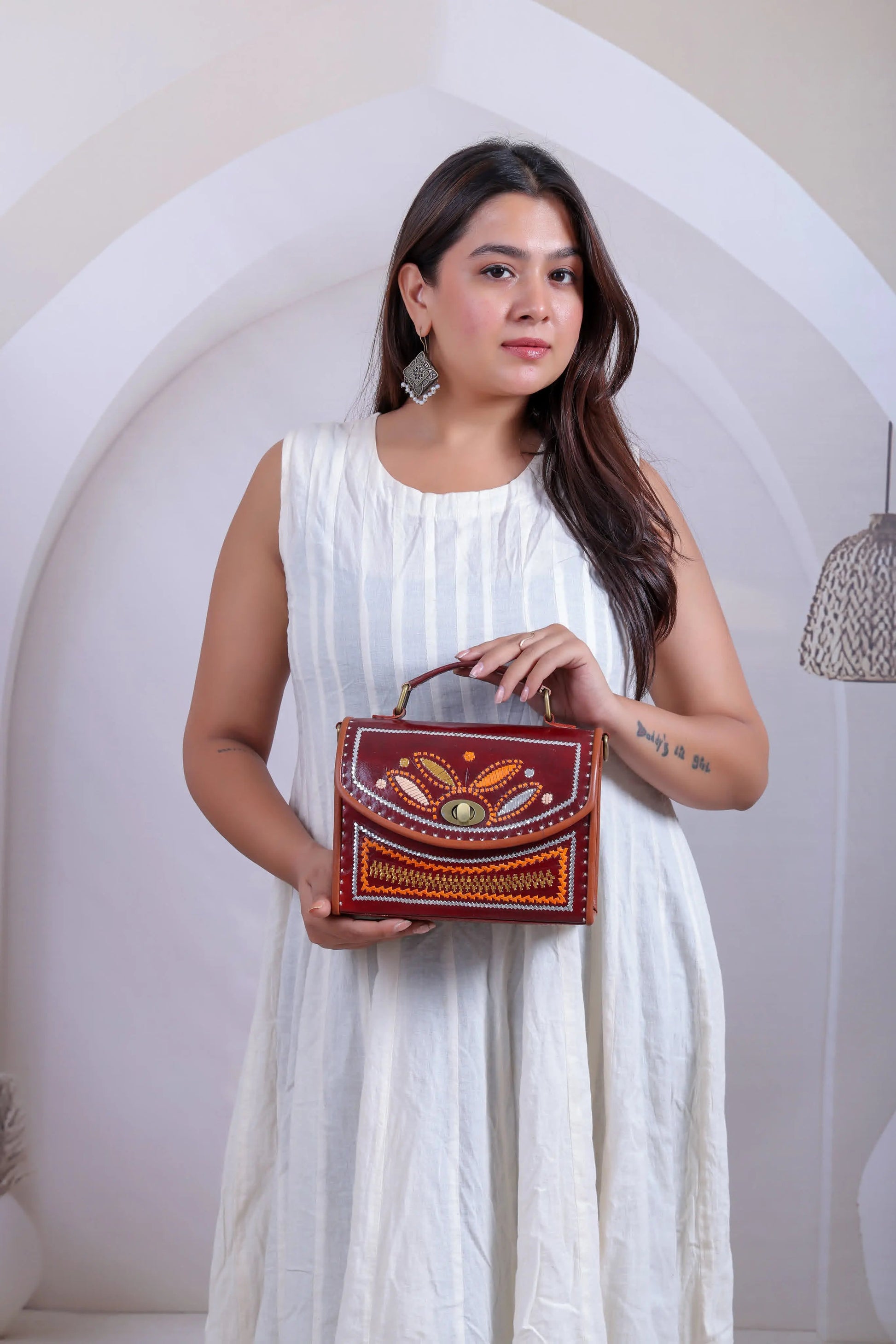 Wood Carving Jari Hut - The Sling RAKHIYO