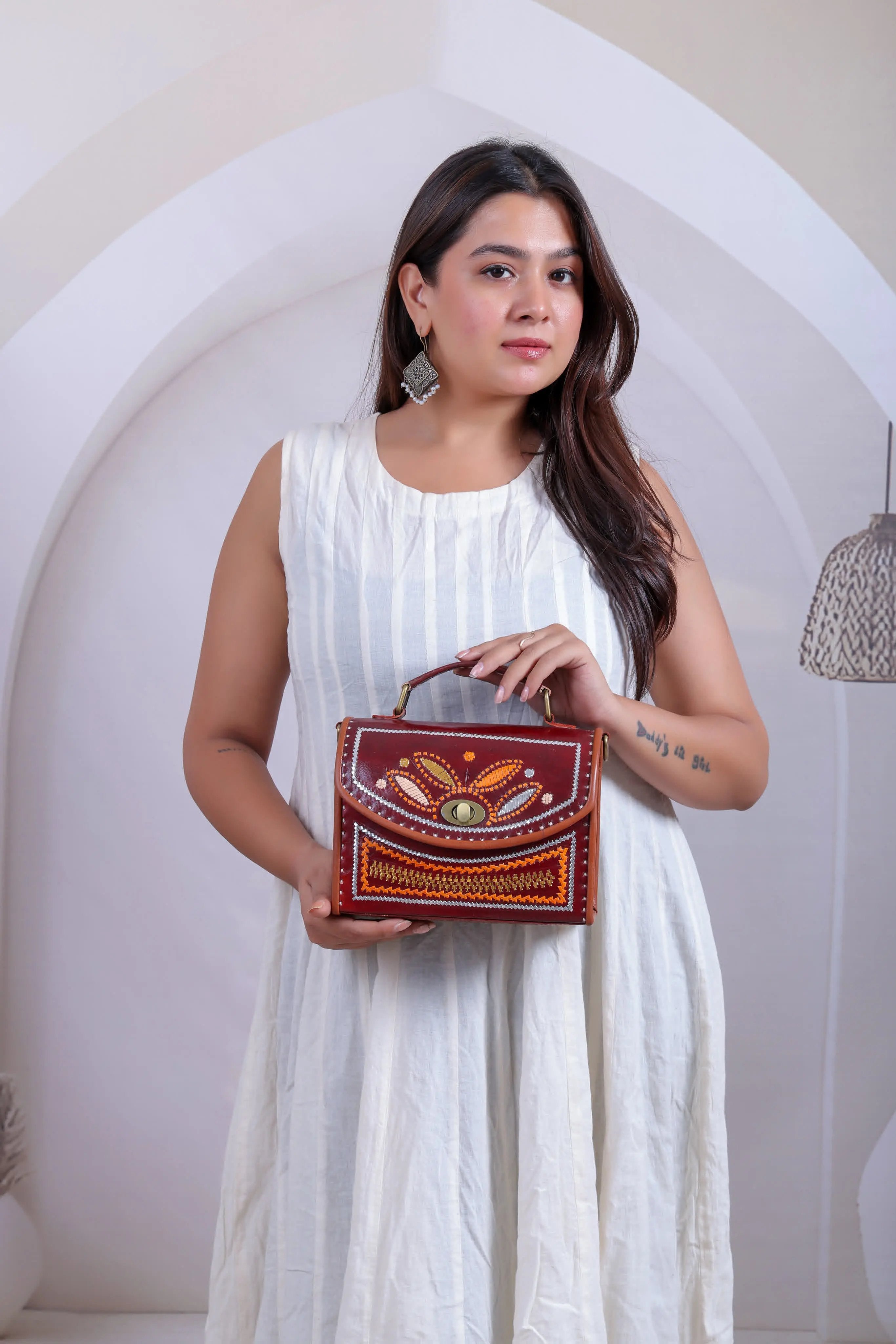 Wood Carving Jari Hut - The Sling RAKHIYO