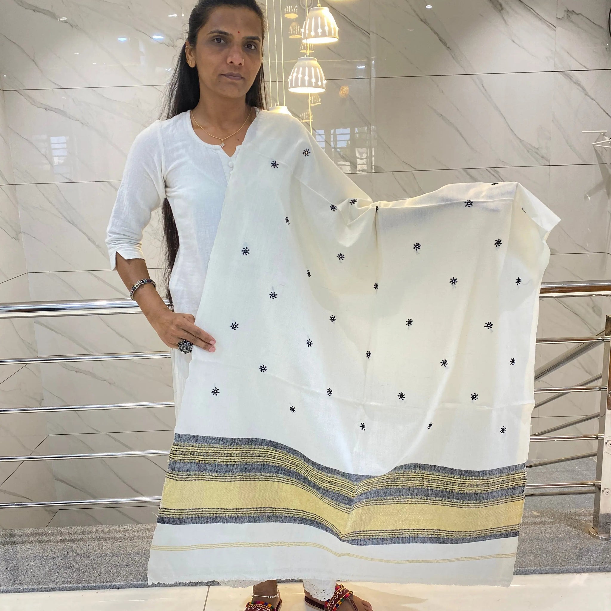 White Jari Abhala Bhujodi Woolen Shawl RAKHIYO