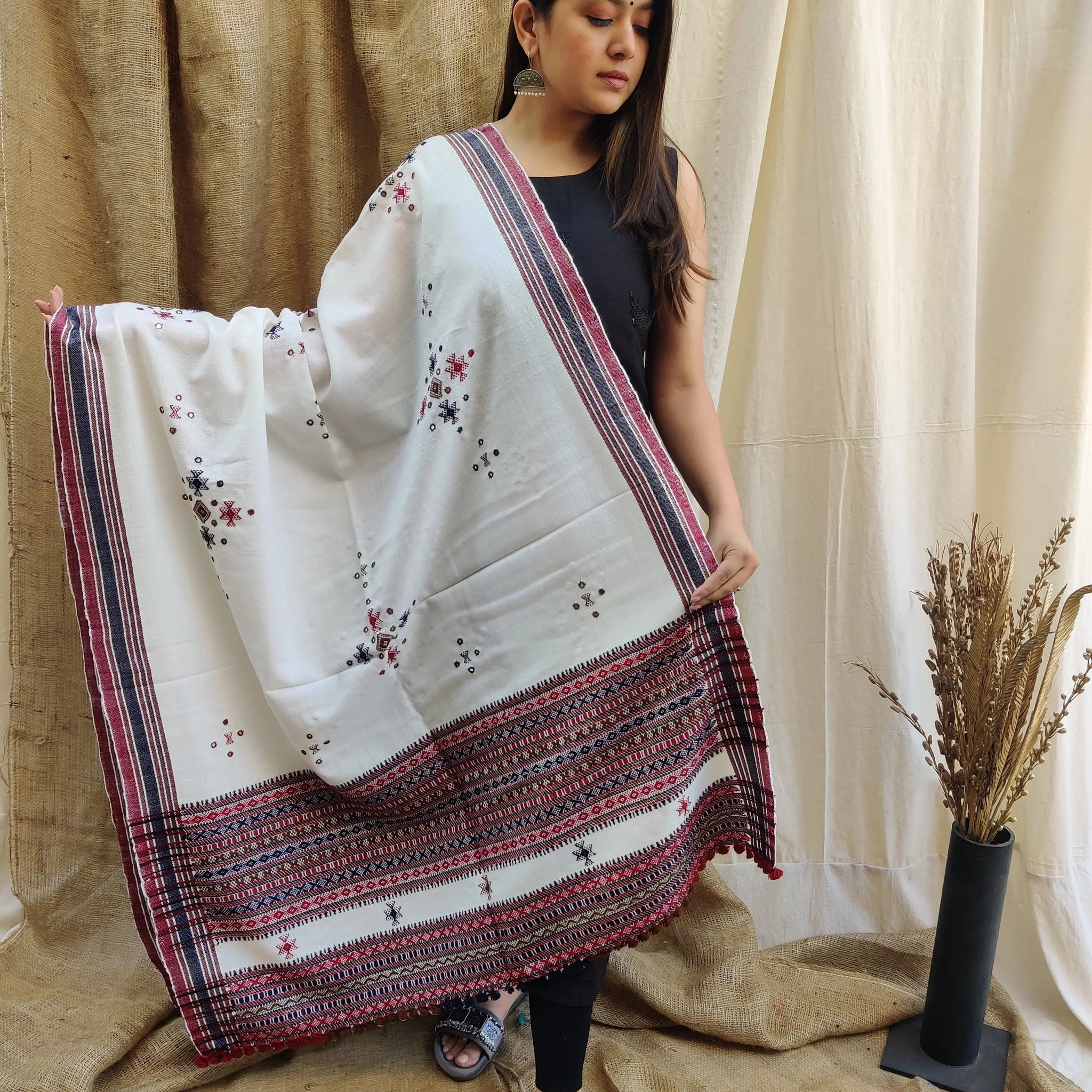 White Chomakh Bhujodi Woolen Shawl RAKHIYO