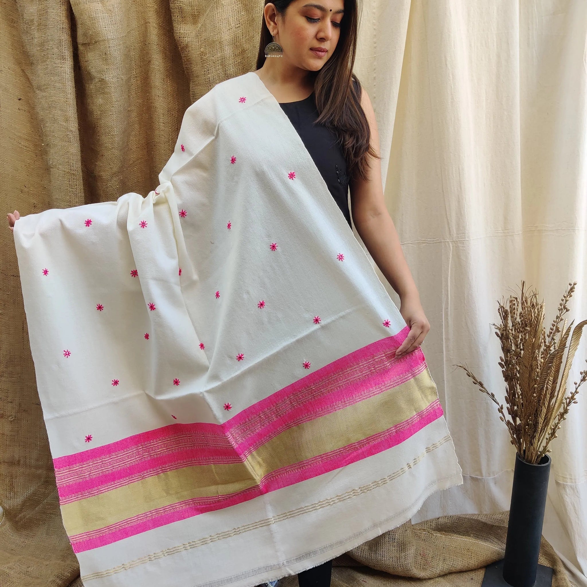 White Jari Abhala Bhujodi Woolen Shawl RAKHIYO