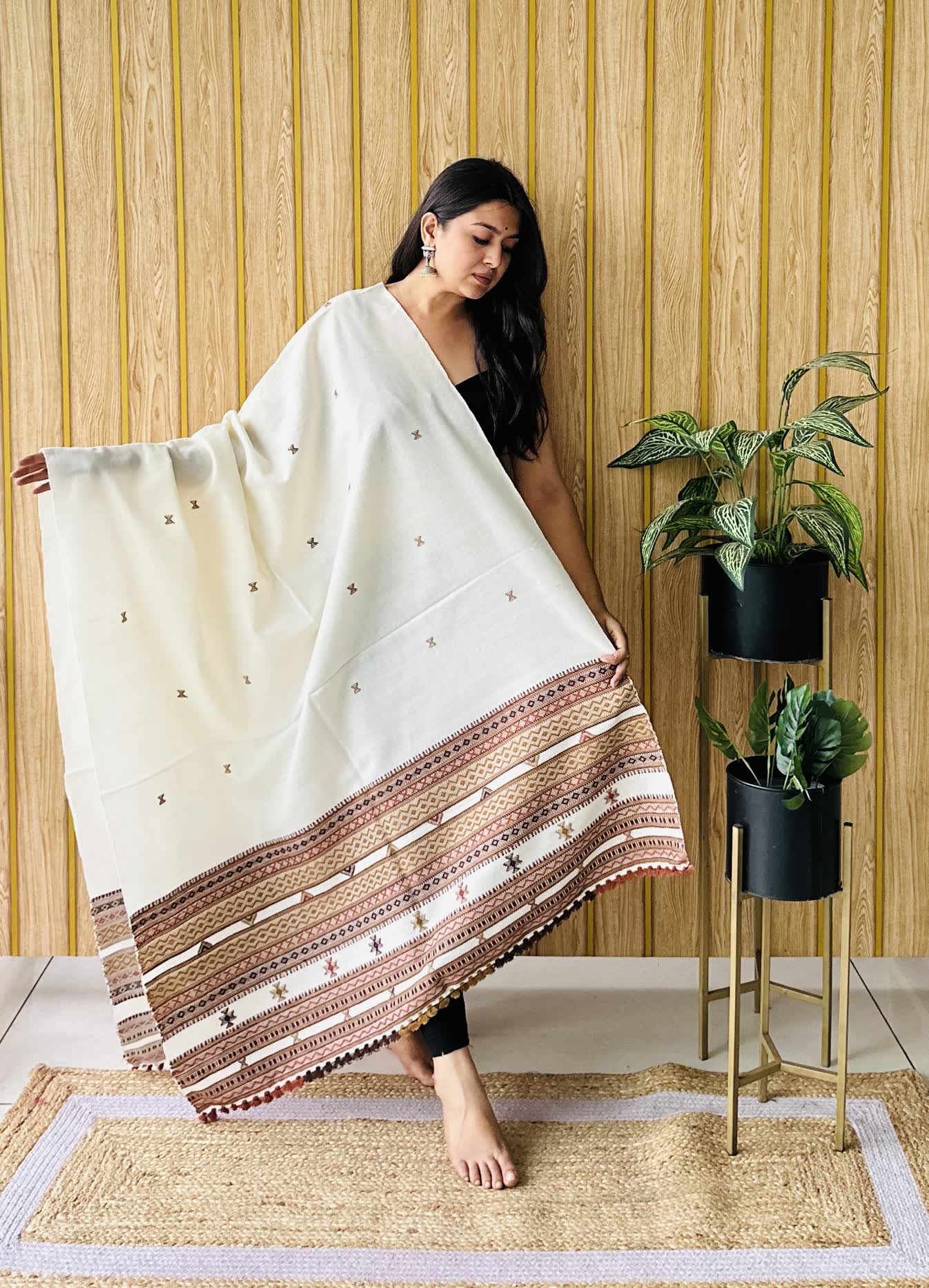 White Small Buti Bhujodi Woolen Shawl