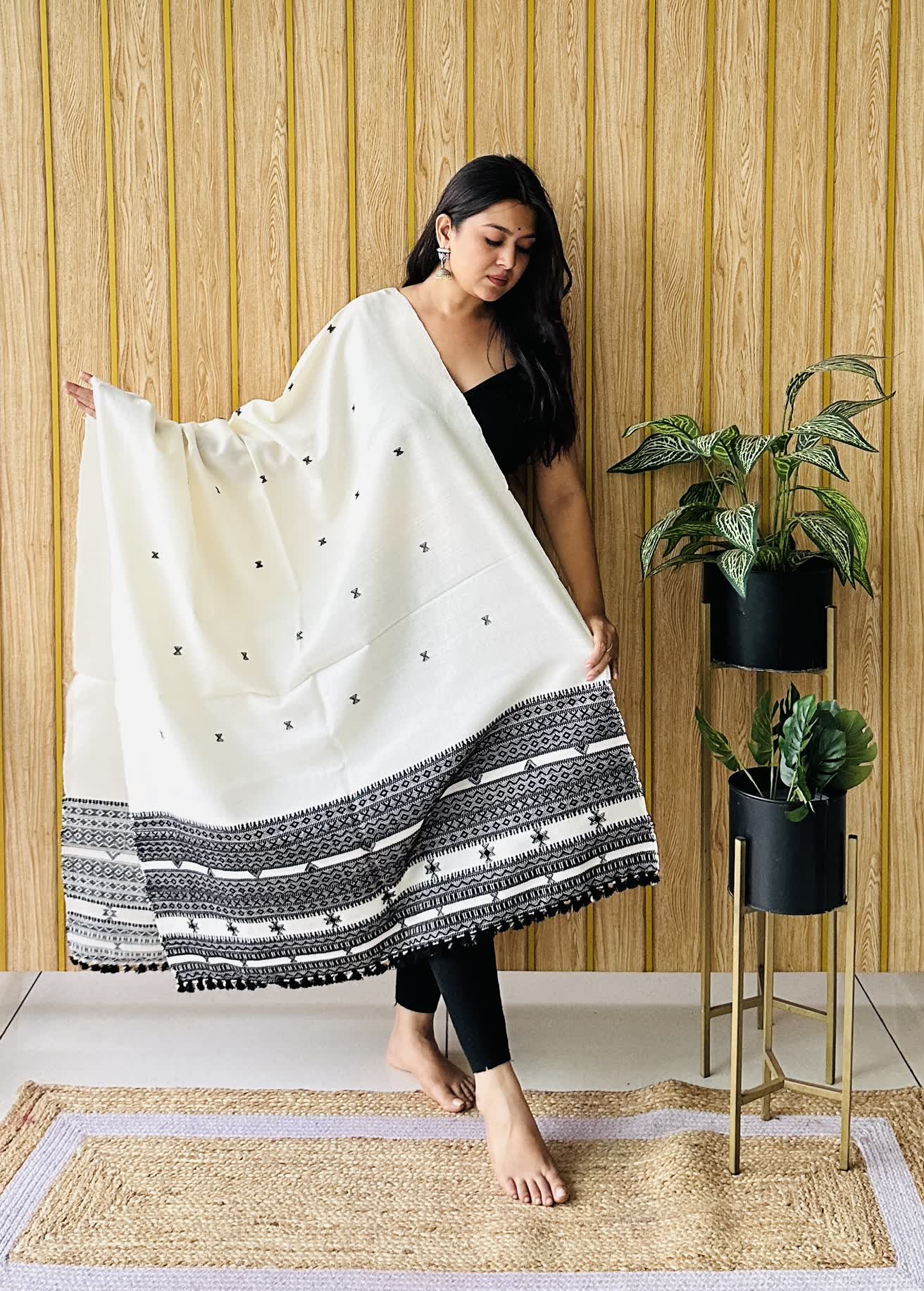 White & Black Small Buti Bhujodi Woolen Shawl