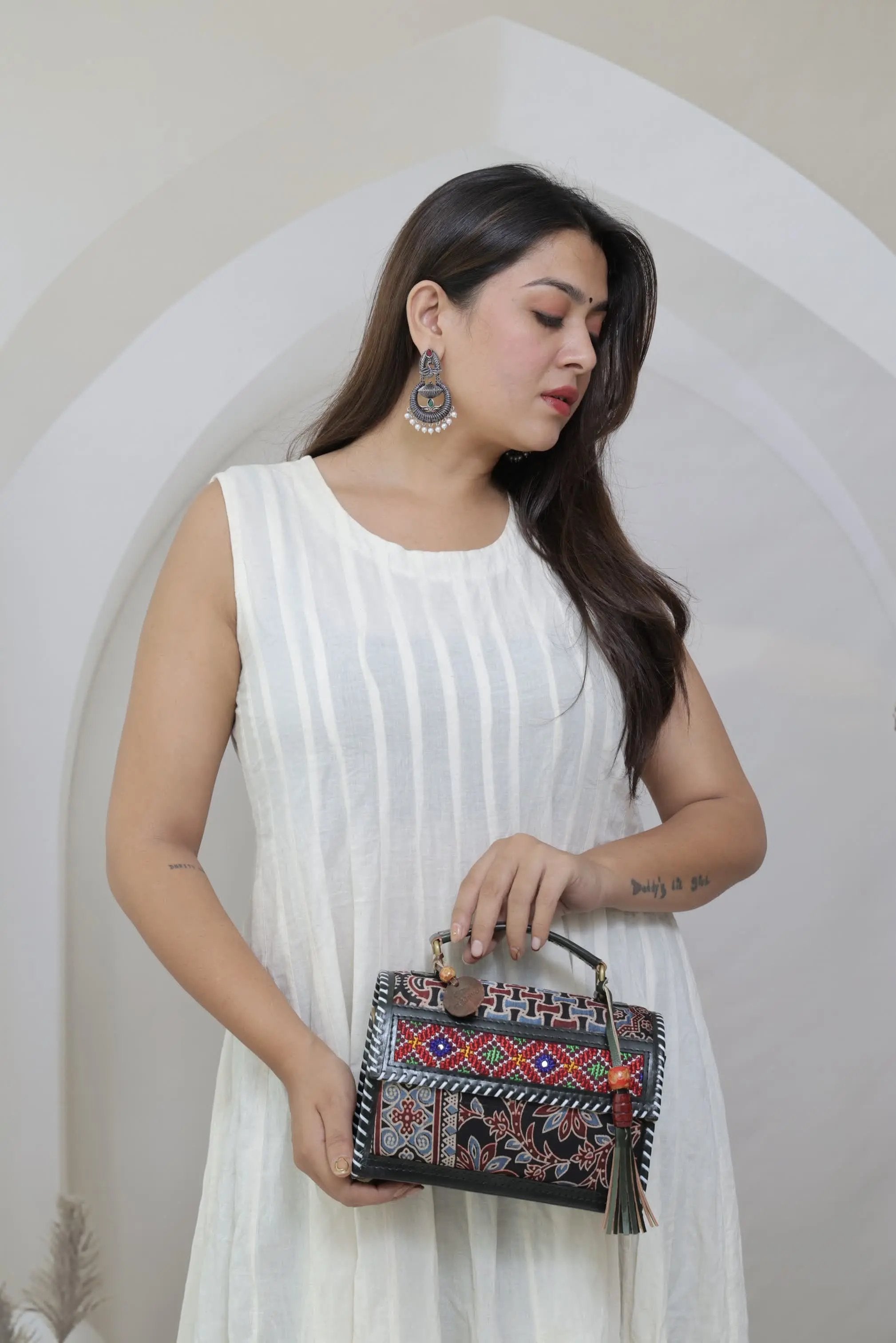 Ajarakh Black Jat Hut - The Sling RAKHIYO