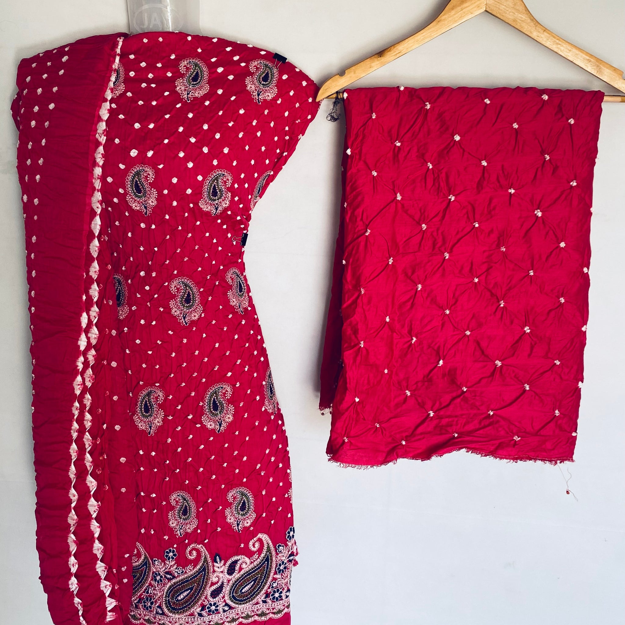 Lakhanavi Buta Bandhani Suit Material