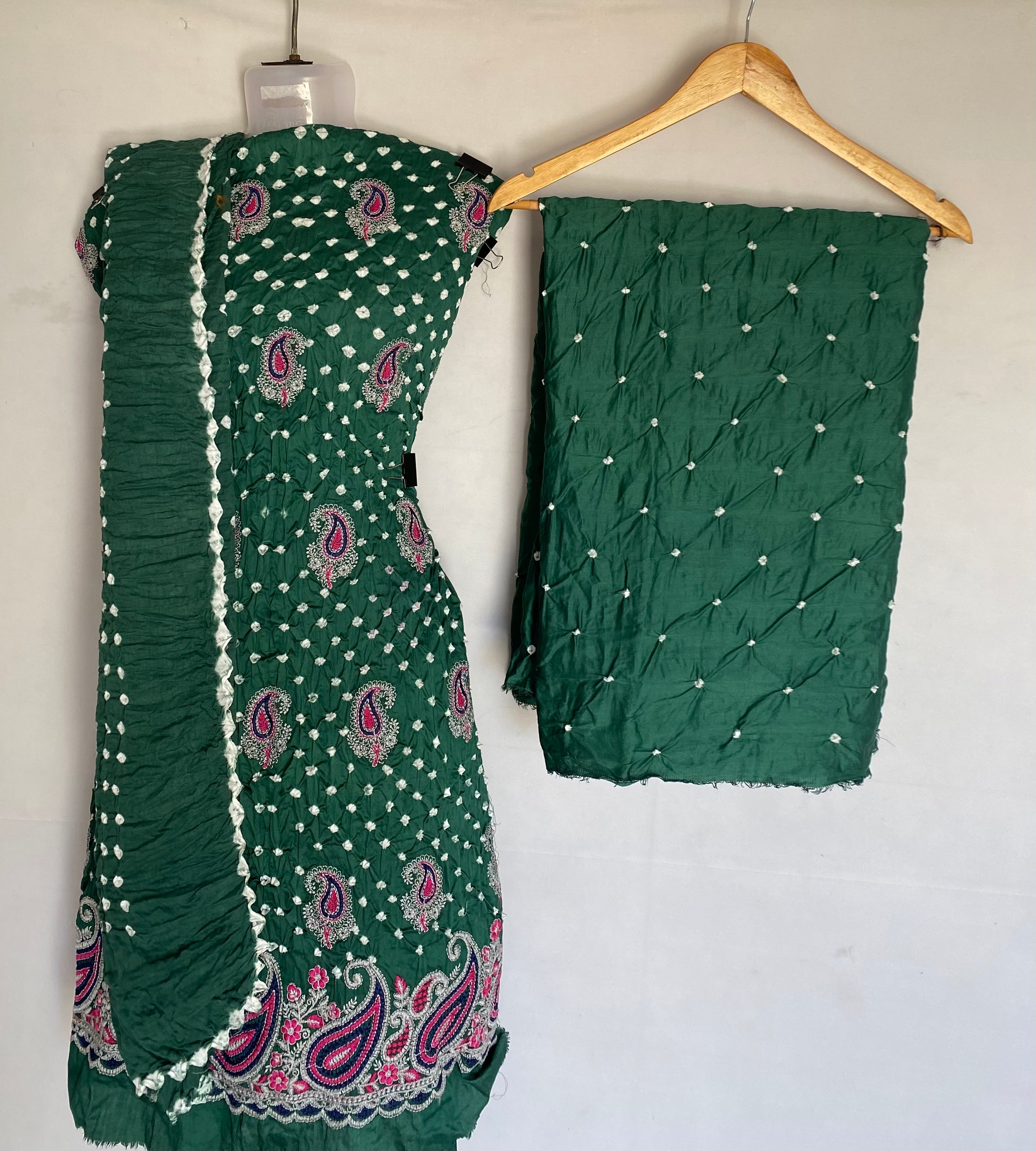 Lakhanavi Buta Bandhani Suit Material
