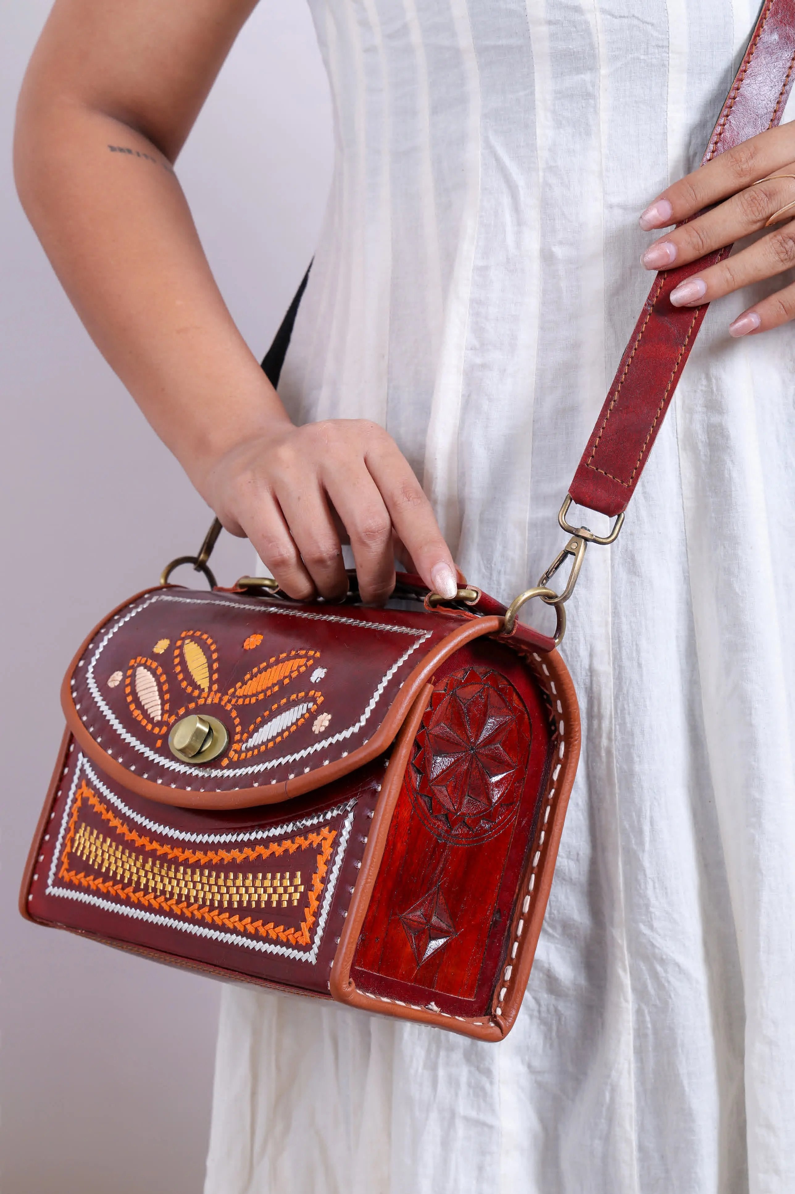 Wood Carving Jari Hut - The Sling RAKHIYO