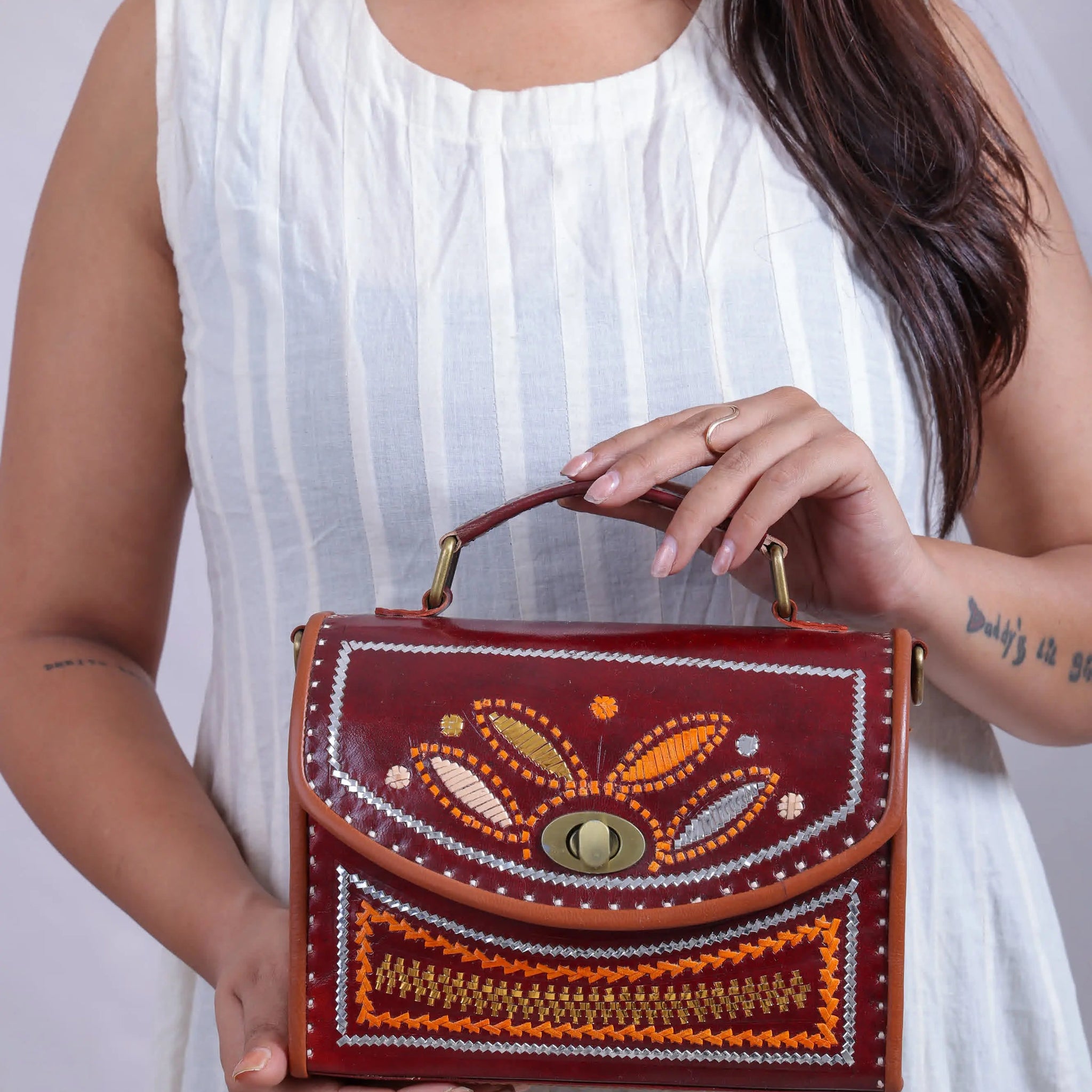 Wood Carving Jari Hut - The Sling RAKHIYO